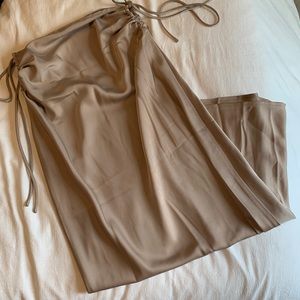 Neutral fitted midi skirt